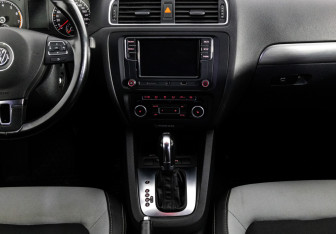 Подержанный автомобиль Volkswagen Jetta Sedan 2011 года (11 фото)