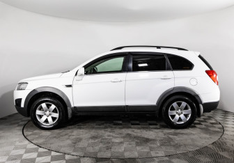 Подержанный автомобиль Chevrolet Captiva 2012 года (8 фото)