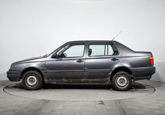Подержанный автомобиль Volkswagen Vento 1993 года (8 фото)
