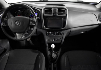 Подержанный автомобиль Renault Sandero 2015 года (17 фото)