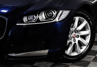 Подержанный автомобиль Jaguar XF Sedan 2016 года (11 фото)