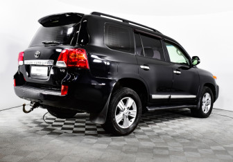 Подержанный автомобиль Toyota Land Cruiser Suv 2012 года (7 фото)