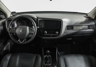 Подержанный автомобиль Mitsubishi Outlander 2020 года (10 фото)