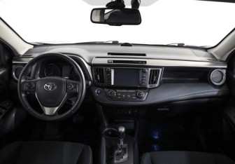Подержанный автомобиль Toyota RAV4 2017 года (9 фото)