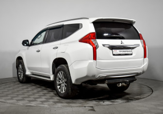 Подержанный автомобиль Mitsubishi Pajero Sport 2017 года (7 фото)