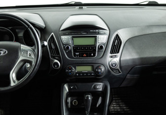 Подержанный автомобиль Hyundai ix35 2010 года (14 фото)
