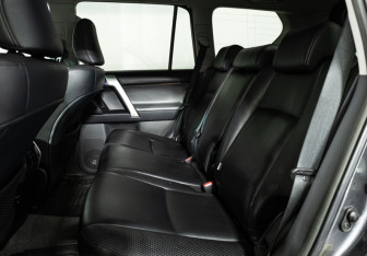 Подержанный автомобиль Toyota Land Cruiser Prado 2011 года (10 фото)