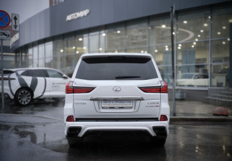 Подержанный автомобиль Lexus LX 2021 года (5 фото)