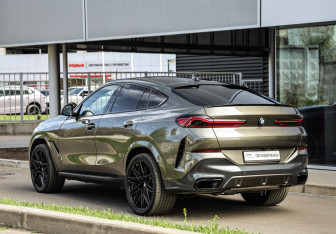Подержанный автомобиль BMW X6 2023 года (8 фото)
