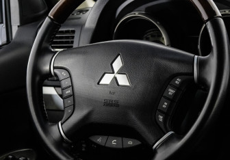 Подержанный автомобиль Mitsubishi Pajero 2019 года (11 фото)