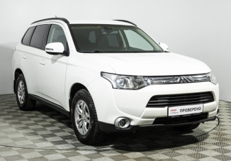 Подержанный автомобиль Mitsubishi Outlander 2012 года (3 фото)