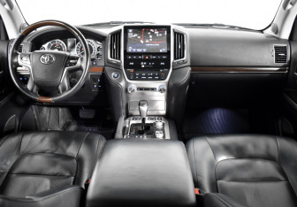 Подержанный автомобиль Toyota Land Cruiser Suv 2015 года (11 фото)