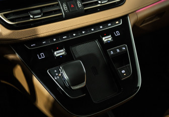 Подержанный автомобиль Hongqi HQ9 2022 года (25 фото)