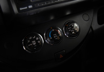 Подержанный автомобиль Nissan Note 2013 года (15 фото)