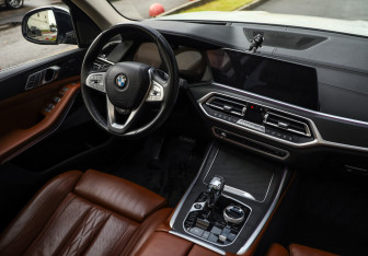 Подержанный автомобиль BMW X7 2020 года (10 фото)