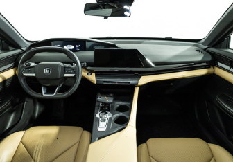 Подержанный автомобиль Changan UNI-V 2023 года (13 фото)