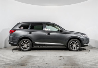 Подержанный автомобиль Mitsubishi Outlander 2017 года (4 фото)