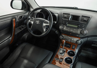 Подержанный автомобиль Toyota Highlander 2011 года (8 фото)