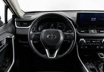 Подержанный автомобиль Toyota RAV4 2023 года (15 фото)
