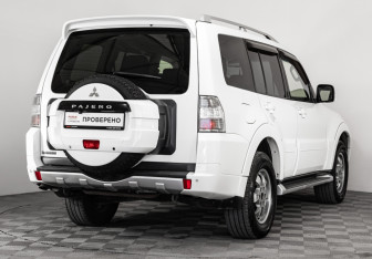 Подержанный автомобиль Mitsubishi Pajero 2011 года (5 фото)