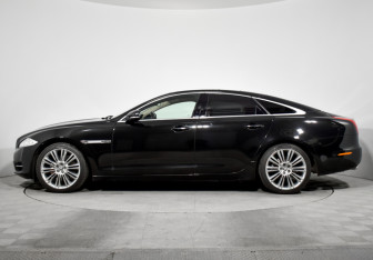 Подержанный автомобиль Jaguar XJ 2011 года (8 фото)