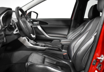 Подержанный автомобиль Mitsubishi Eclipse Cross 2019 года (13 фото)