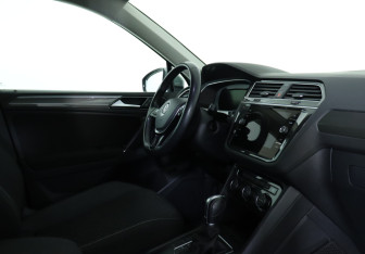 Подержанный автомобиль Volkswagen Tiguan 2018 года (10 фото)