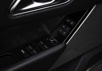 Подержанный автомобиль Land Rover Range Rover Velar 2018 года (15 фото)