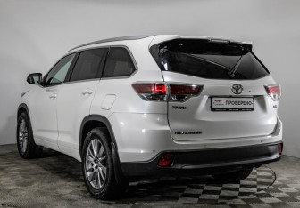 Подержанный автомобиль Toyota Highlander 2015 года (7 фото)