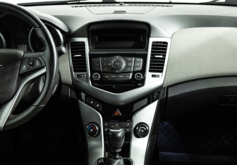 Подержанный автомобиль Chevrolet Cruze Sedan 2011 года (14 фото)