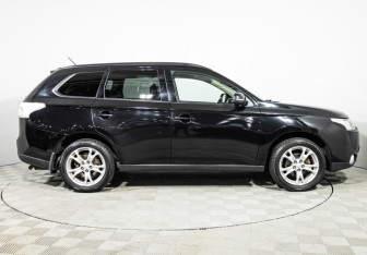 Подержанный автомобиль Mitsubishi Outlander 2013 года (4 фото)