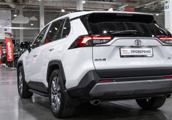 Подержанный автомобиль Toyota RAV4 2022 года (10 фото)
