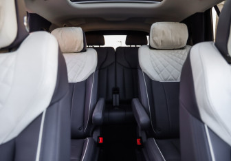 Подержанный автомобиль Hongqi E-HS9 2021 года (33 фото)