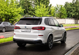 Подержанный автомобиль BMW X5 2019 года (7 фото)