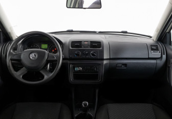 Подержанный автомобиль Skoda Fabia Hatchback 2013 года (10 фото)