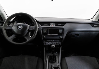 Подержанный автомобиль Skoda Octavia Liftback 2015 года (10 фото)