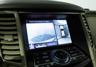 Подержанный автомобиль Infiniti QX70 2016 года (18 фото)