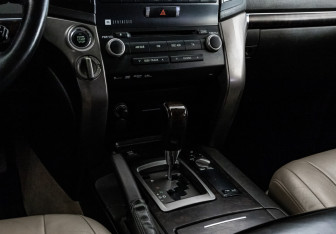 Подержанный автомобиль Toyota Land Cruiser Suv 2010 года (13 фото)
