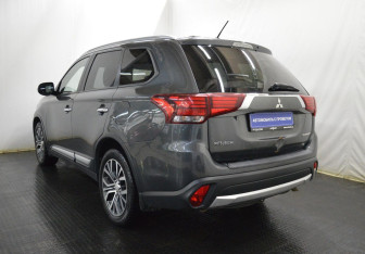 Подержанный автомобиль Mitsubishi Outlander 2015 года (7 фото)