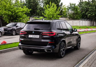Подержанный автомобиль BMW X5 2021 года (6 фото)