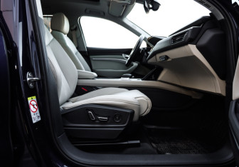 Подержанный автомобиль Audi e-tron 2021 года (32 фото)