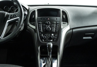 Подержанный автомобиль Opel Astra Hatchback 2010 года (14 фото)