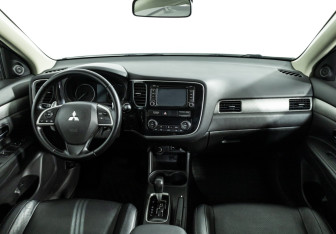 Подержанный автомобиль Mitsubishi Outlander 2012 года (13 фото)