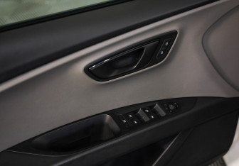 Подержанный автомобиль SEAT Leon Hatchback 2013 года (18 фото)
