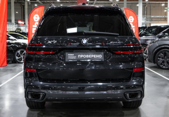 Подержанный автомобиль BMW X7 2023 года (9 фото)