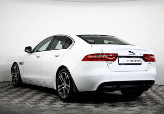 Подержанный автомобиль Jaguar XE 2018 года (7 фото)