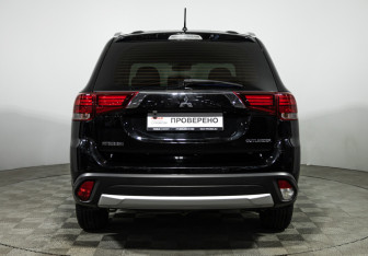 Подержанный автомобиль Mitsubishi Outlander 2016 года (6 фото)