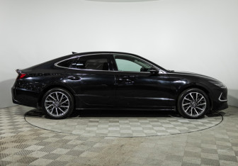 Подержанный автомобиль Hyundai Sonata 2021 года (4 фото)