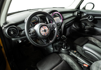 Подержанный автомобиль MINI Hatch 2014 года (11 фото)