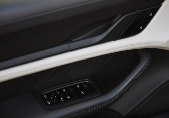 Подержанный автомобиль Porsche Taycan 2021 года (29 фото)